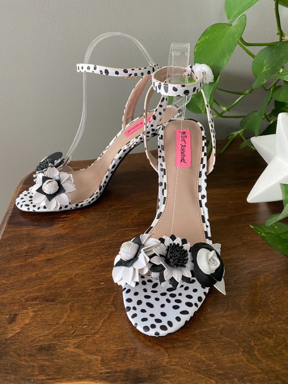 NWOT Fabulous Betsey Johnson Black White Polka Dot Floral Ankle Strap Heels Sz 9